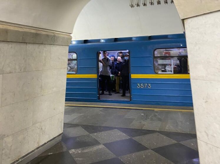 Движение поездов по красной линии киевского метро возобновлено