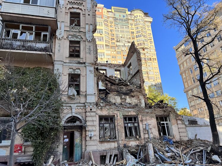 В Киеве на Жилянской горел разрушенный российским дроном дом. Жильцы добиваются его восстановления