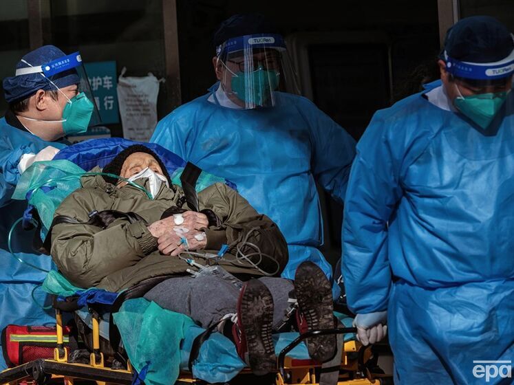 У Китаї лікарні переповнені COVID-пацієнтами. Влада відмовилася публікувати офіційні дані про хворих