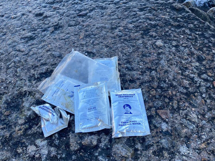На пляж в Одесі винесло пакети з "водою питною аварійною". ЗМІ вважають, що вони могли бути на крейсері "Москва"