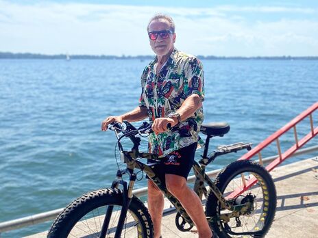 75-річний Шварценеггер показав архівне фото своєї матері