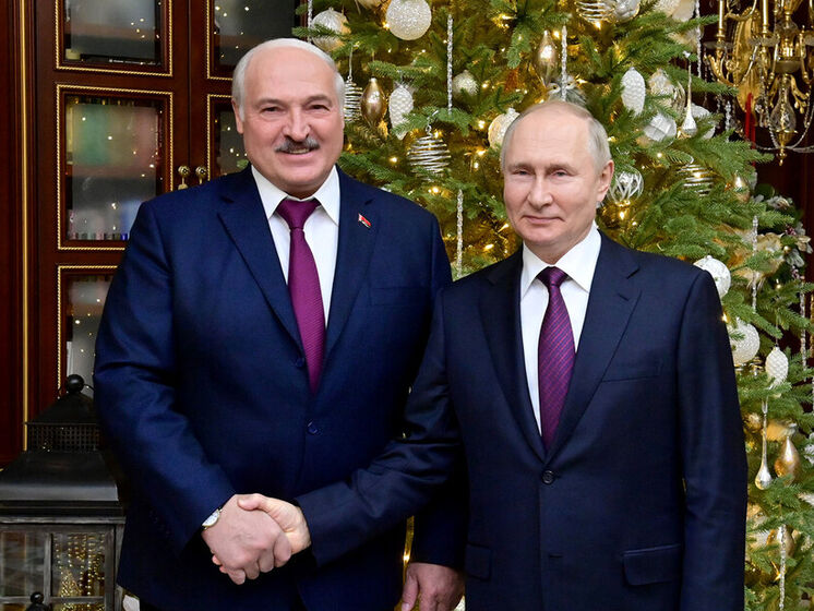 Яценюк: Лукашенко будет первым, кто отправит венок на могилу Путина
