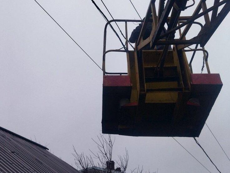 Энергетики ДТЭК Ахметова за сутки вернули свет более чем 2 тыс. семей в Донецкой области