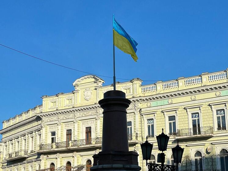 В Одесі демонтували пам'ятник Катерині ІІ. На постаменті встановили прапор України
