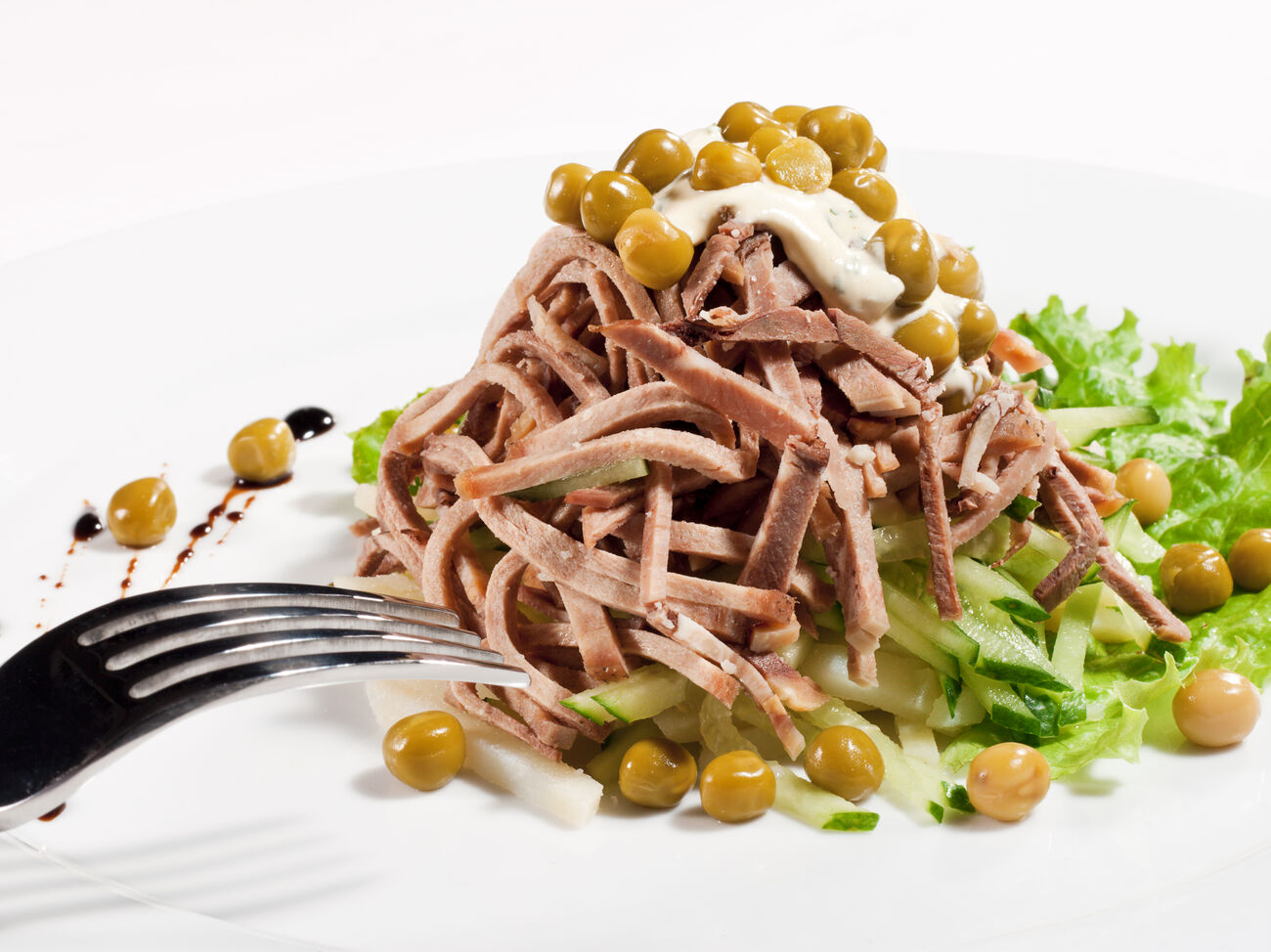 Второй рецепт — салат с языком и шампиньонами, с добавлением ветчины