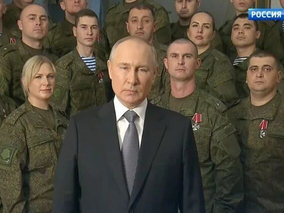 Путин снял новогоднее обращение на фоне людей в военной форме. Говорил о "неонацистах" и "санкционной войне", а украинские земли назвал "исторически российскими"