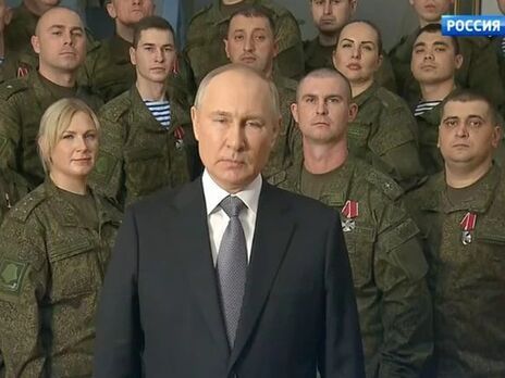 Путин снял новогоднее обращение на фоне людей в военной форме. Говорил о 
