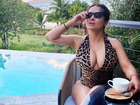 56-летняя Хайек показала, как выглядит утром после встречи Нового года