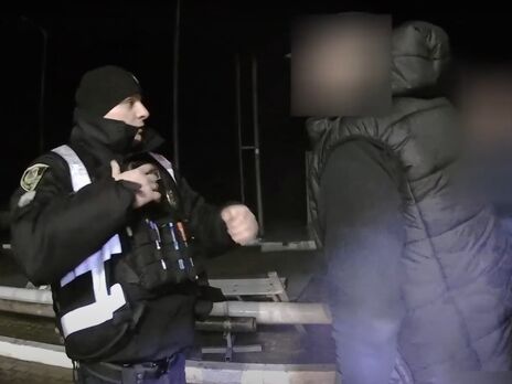 У Київській області депутат у комендантську годину напав на поліцейських і втік з місця події. Відео