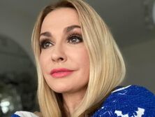 Ольга Сумская показала свою сестру Наталью в декольтированном платье. Фото