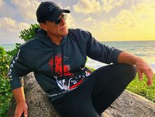 62-летний Ван Дамм позировал в обнимку со своей 88-летней матерью