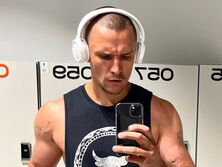 33-летний Цимбалюк без одежды похвастался торсом