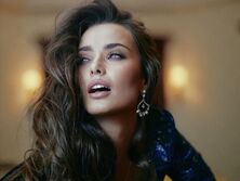 "Почему самые желанные женщины страны не замужем? Это странно". Мишина восхитила поклонников новой фотосессией