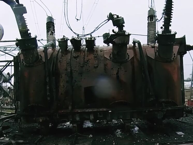 "Укрэнерго" показало последствия попаданий оккупантами в одну из подстанций. Видео
