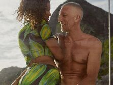 "Вы двое такие горячие", "Значит ли это, что ты беременна?" 56-летний Кассель перед камерой поднял футболку 25-летней жене