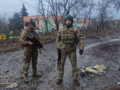 Буданов о поездке в Бахмут: Солдаты показали участок, где трупы свалены в кучу, как в кино. Россияне используют их как щит, но это не работает 