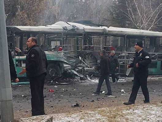 В турецком городе Кайсери заминированный автомобиль взорвался возле автобуса, перевозившего военных