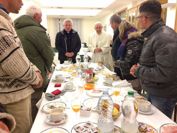 Папа Франциск по случаю своего 80-летия пригласил на завтрак восьмерых бездомных