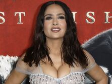 Хайек снялась на корточках в углу комнаты и призналась, что страдает клаустрофобией