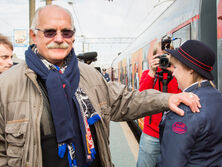 "Такого даже при брежневском маразме не было". Пропагандистский канал в РФ в первый день нового года показывал старые записи с Михалковым