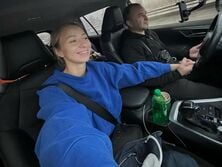 "Так романтично", "Берегите магию между вами". 57-летний Павлик станцевал с 28-летней женой на руках. Видео