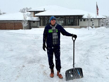 Колишній наречений Лопес показав, як уперше прибирає сніг перед своїм будинком