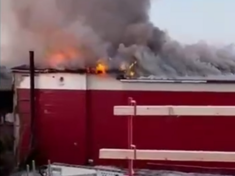 В Санкт-Петербурге в результате сильного пожара на предприятии, торгующем тракторами из Беларуси, погибли два человека. Видео