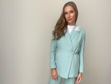 39-летняя Осадчая в одежде свободного кроя отреагировала на вопрос о беременности