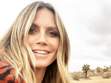 49-летняя Клум в маске дождевого червя показала тело в мокром бикини. Видео