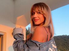 "Наверное, из "Пьяной вишни" вышла. Настроение ого-го!", "Судя по вашей одежде, в Трускавце лето". В сети обсуждают прогулку Никитюк