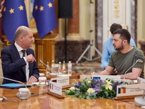 Зеленский обсудил с Шольцем усиление ВСУ. Президент Украины поблагодарил канцлера ФРГ за 