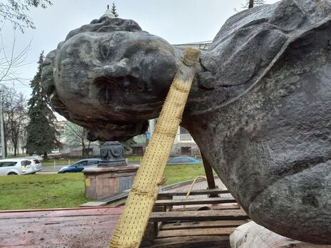 У Дніпрі демонтували пам'ятник Ломоносову