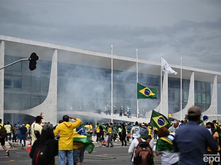 Прибічники Болсонару взяли штурмом урядові будівлі у Бразилії, увірвалися до Конгресу