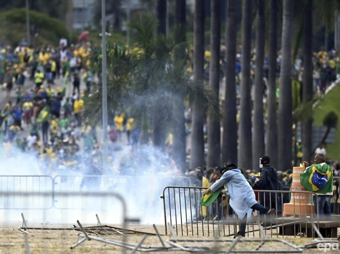 У Бразилії прибічники Болсонару, який програв на виборах, увірвалися до урядових будівель. Фоторепортаж
