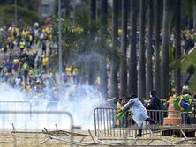 У Бразилії прибічники Болсонару, який програв на виборах, увірвалися до урядових будівель. Фоторепортаж