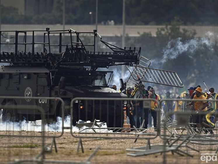 Беспорядки в Бразилии. Задержаны 300 протестующих, губернатора столичного региона отстранили