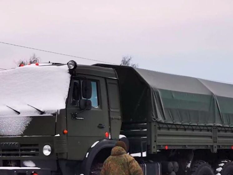 У Білорусь прибуло 30 платформ із військовою технікою з РФ