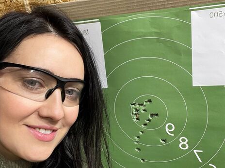 Витвицкая постреляла в тире. Видео