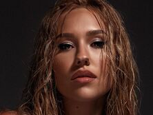 "Какая красавица! Невозможно налюбоваться!", "Просто бомба". Квиткова снялась в шортах и босиком