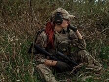 Снайпер Эмеральд, которая вскоре станет матерью, сообщила о госпитализации