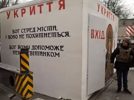 В центре Херсона установили первое мобильное бетонное укрытие