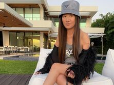 "Прекрасная и элегантная", "Совершенство". 73-летняя Вера Вонг снялась в топе и микро-шортах