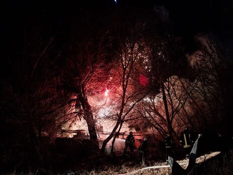 Склад піротехніки в Харкові після влучання ворожої ракети гасили майже дві з половиною години. Фото