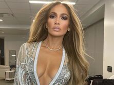 "Ее тело и кожа такие превосходные!" Лопес в облегающем топе и шортах показала вблизи бюст и мускулы