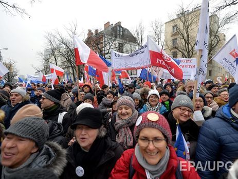 В Варшаве под Конституционным судом польская оппозиция собрала многотысячный митинг. Фоторепортаж