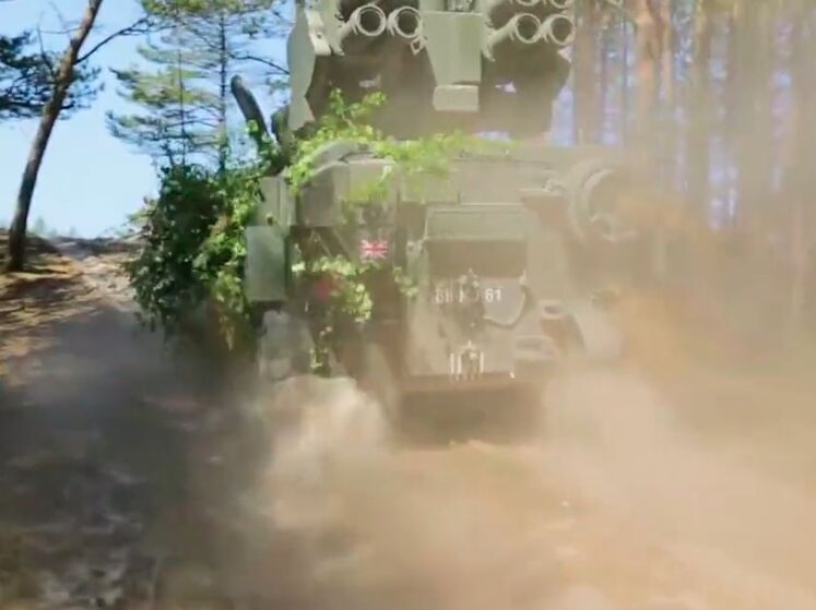 Минобороны Великобритании показало броневики Stormer, которые передают Украине. Видео