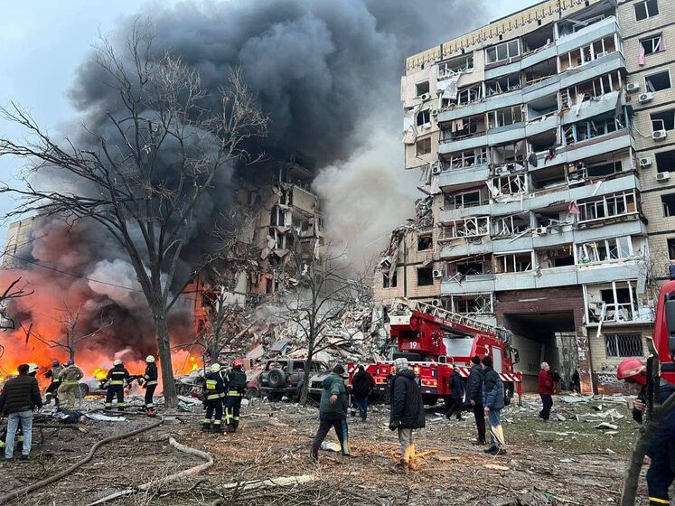"Просто изверги". Российская ракета попала в многоэтажный дом в Днепре, под завалами люди – ОП