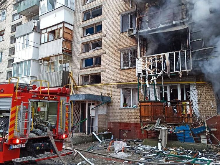 Росіяни знову обстріляли у Херсоні будівлю, де працюють представники Червоного Хреста, виникла пожежа – Офіс президента