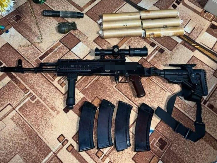 В Харькове полиция задержала мужчину при продаже автоматов, гранат, мин и патронов