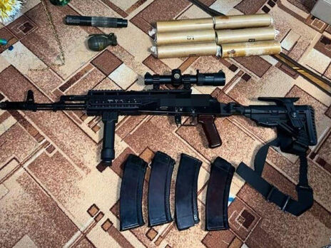 У Харкові поліція затримала чоловіка під час продажу автоматів, гранат, мін і набоїв
